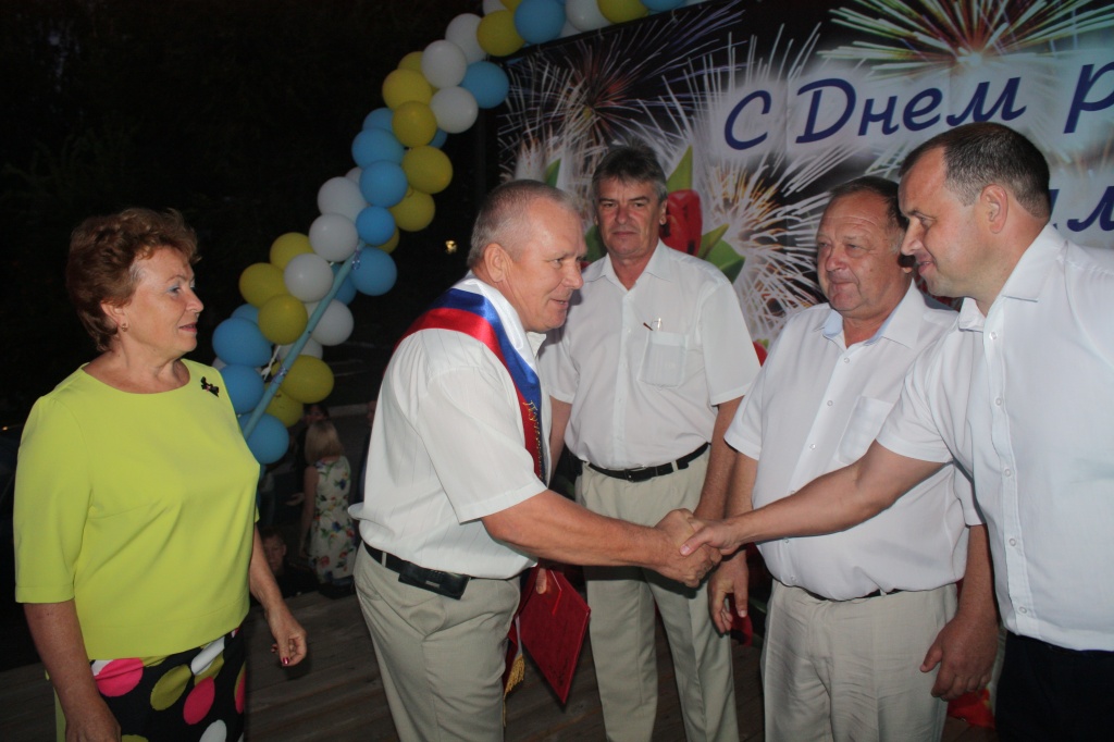 день поселка