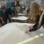 Подготовка новых новогодних украшений для фасада школы