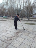 МБУ «Благоустройство» продолжает уборку территорий р.п.Духовницкое.