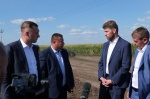Заместитель Министра сельского хозяйства РФ Андрей Разин вместе с губернатором Саратовской области Романом Бусаргиным ознакомился с работой агропредприятия региона.